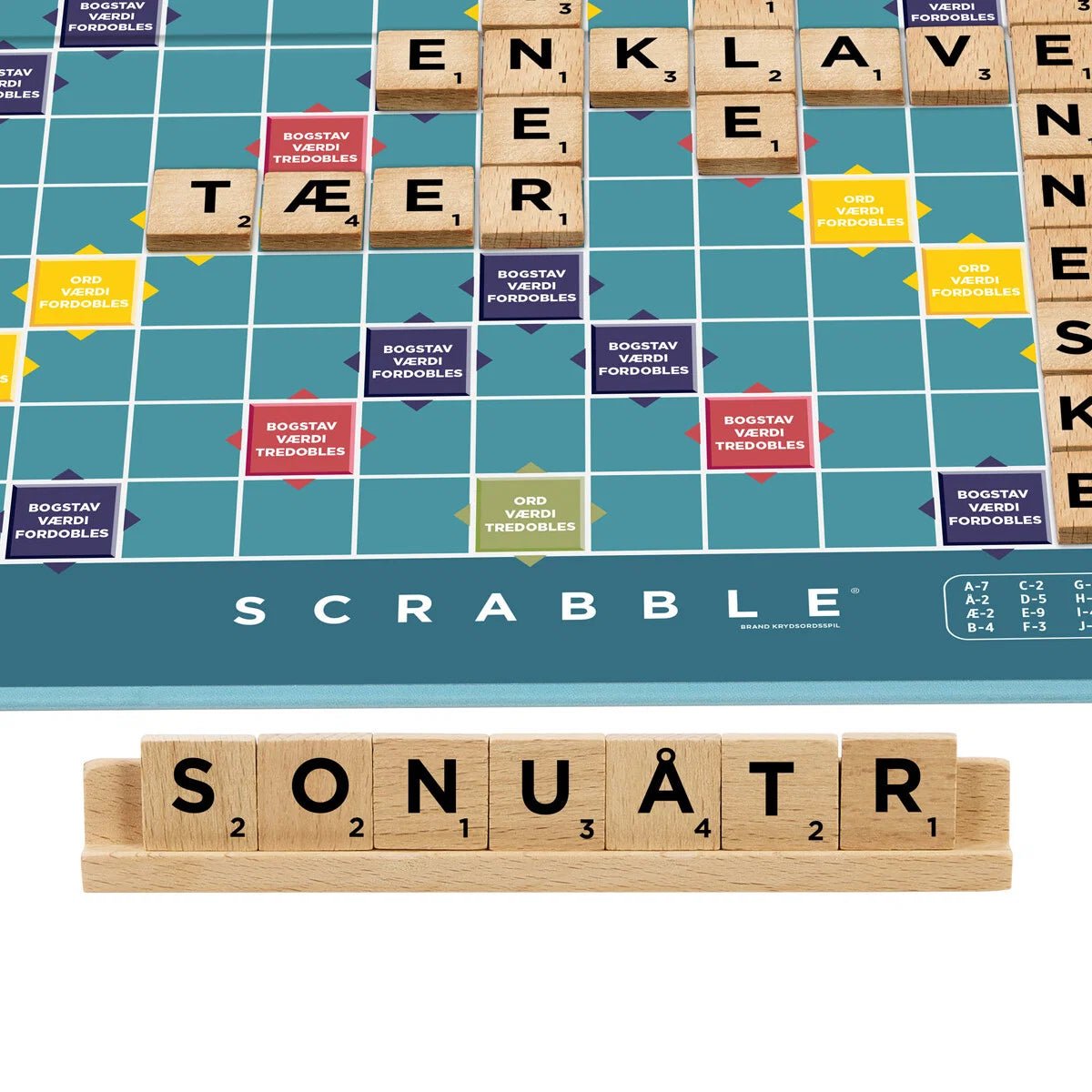 Scrabble med brikker i træ